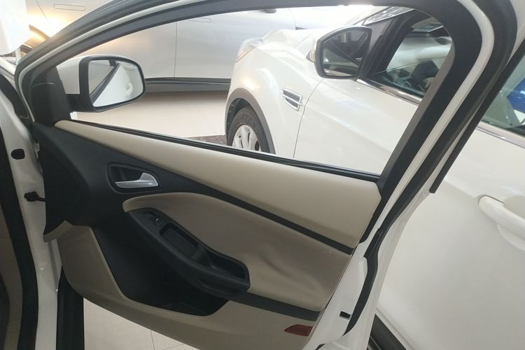 福特 福克斯 2017款 三厢 1.6L 自动舒适型智行版中控内饰42