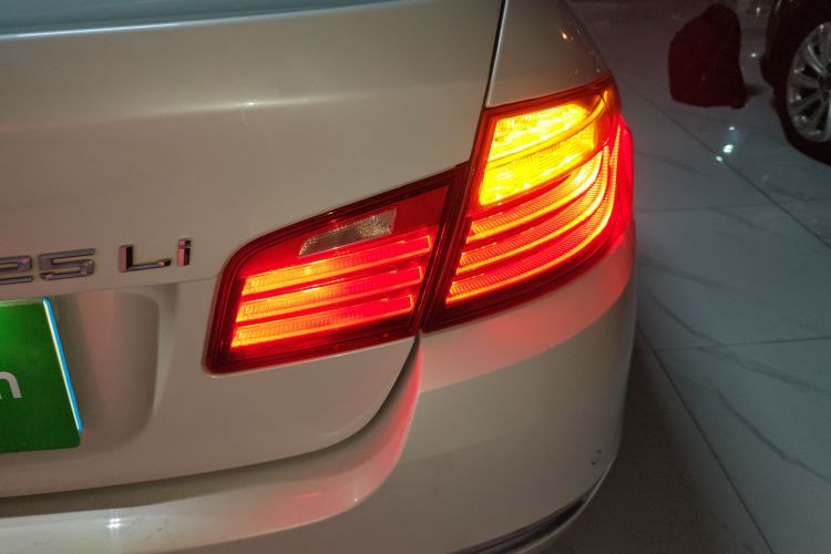 宝马5系 2014款 525Li 豪华设计套装车身外观9