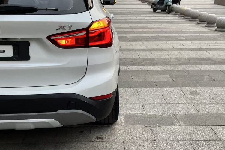 宝马X1 2018款 sDrive18Li 尊享型车身外观9