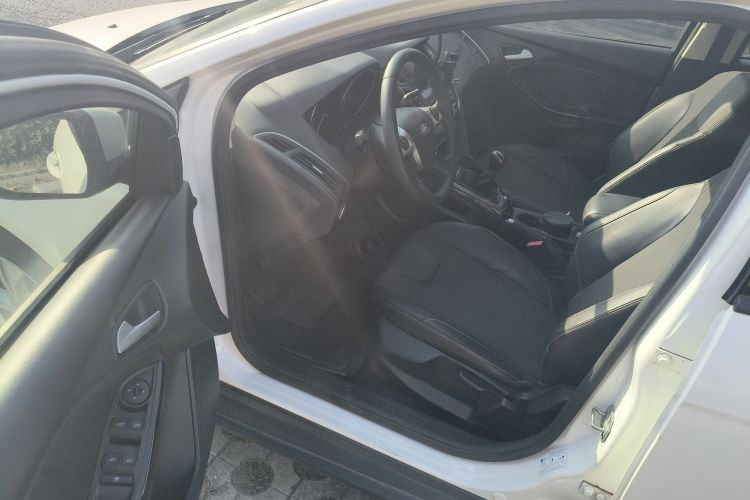 福特 福克斯 2012款 三厢 1.6L 手动风尚型中控内饰20