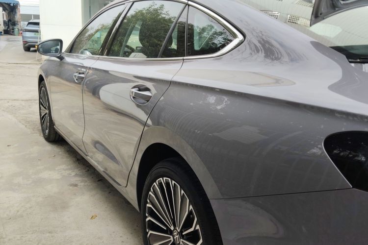 大众 帕萨特 2025款 Pro 380TSI 龙尊版车身外观4