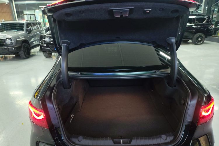 捷豹XFL 2023款 XFL 2.0T P250 两驱精英运动鎏金版机舱底盘23