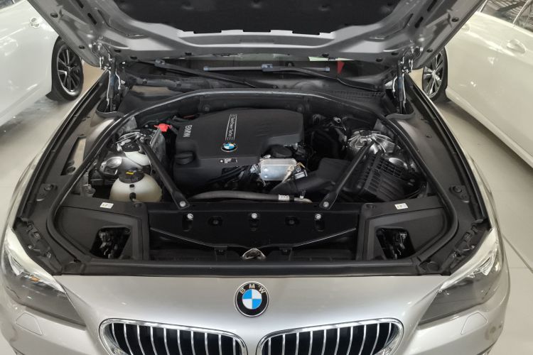 宝马5系 2014款 525Li 豪华设计套装机舱底盘24