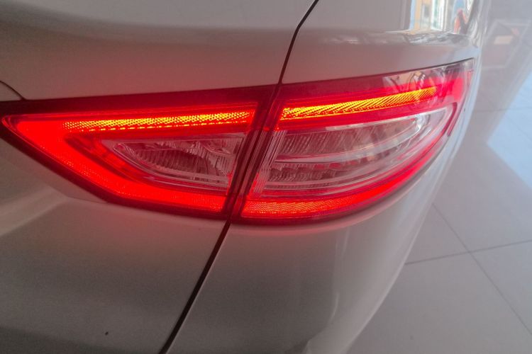 福特 蒙迪欧 2013款 2.0L GTDi200时尚型车身外观9