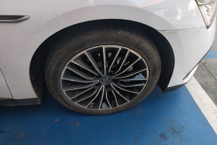 比亚迪 汉 2023款 DM-i 冠军版 121KM 尊荣型车身外观10