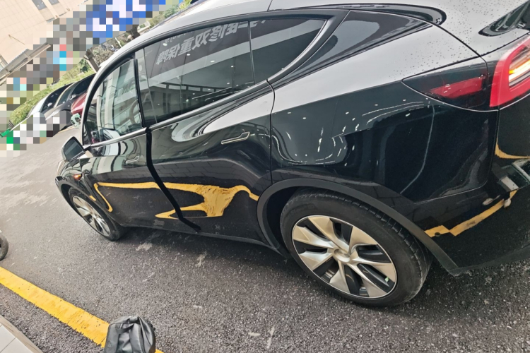 特斯拉 Model Y 2021款 长续航全轮驱动版车身外观4