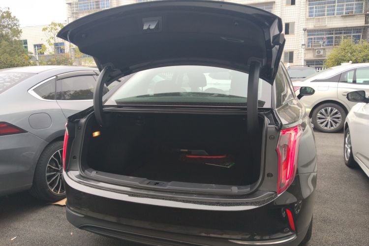 红旗E-QM5 2022款 431km 充电乐享版机舱底盘23