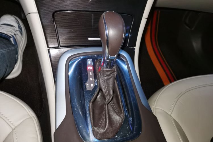 别克 君威 2015款 2.0L 精英时尚型中控内饰18