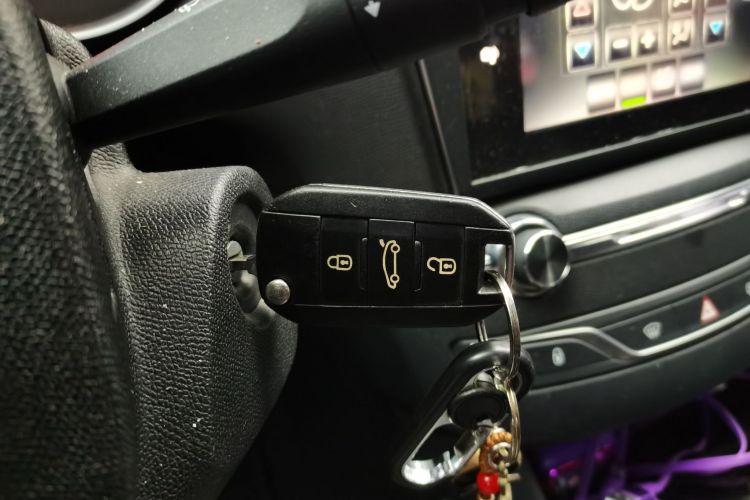 标致408 2016款 1.6T 自动豪华版中控内饰11