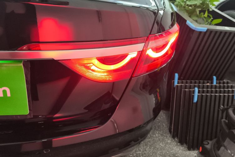 捷豹XFL 2023款 XFL 2.0T P250 两驱精英运动版车身外观9