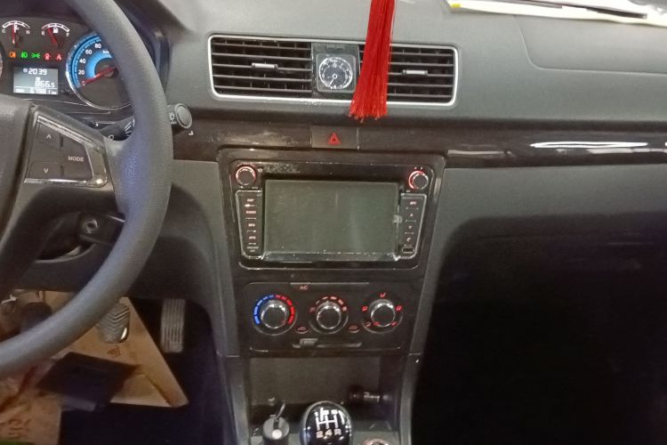 东风风光 风光370 2016款 1.5L 手动精英居家版 7座中控内饰16