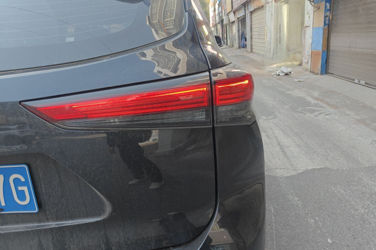 丰田 汉兰达 2023款 2.5L智能电混双擎两驱精英版 5座车身外观9