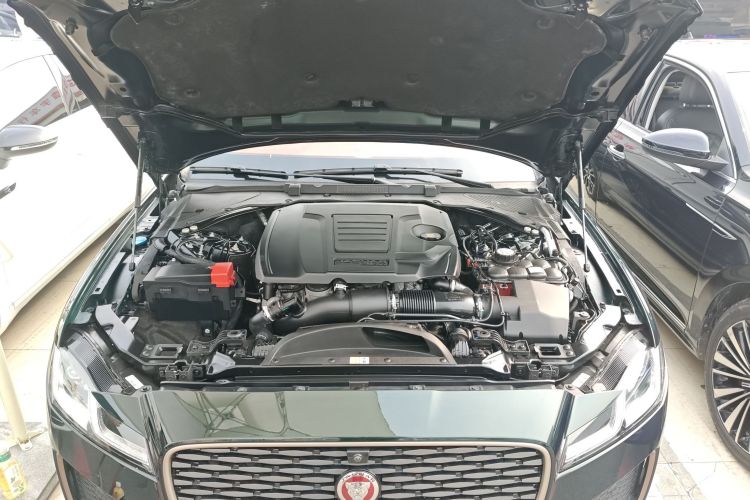 捷豹XFL 2024款 2.0T P250 两驱尊享豪华版机舱底盘24