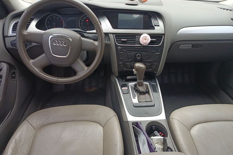 奥迪A4L 2011款 2.0 TFSI 标准型中控内饰7002