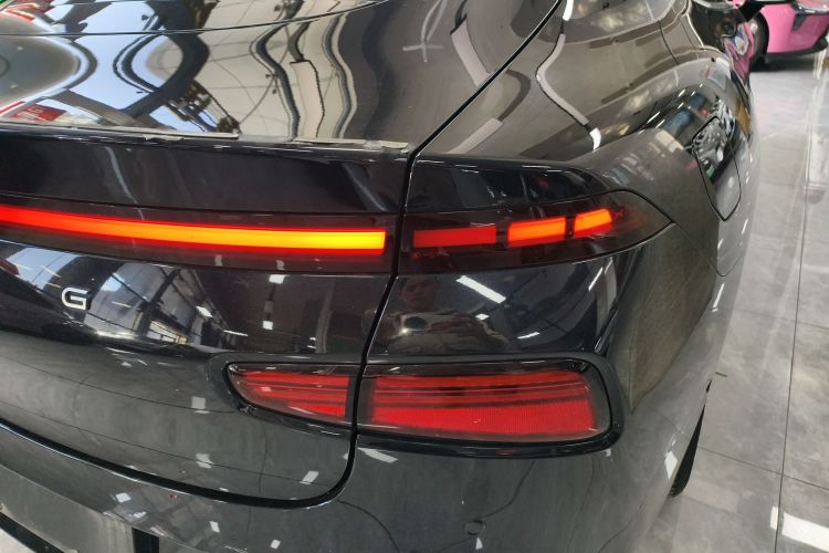 小鹏P7 2024款 P7i 550 Pro车身外观9