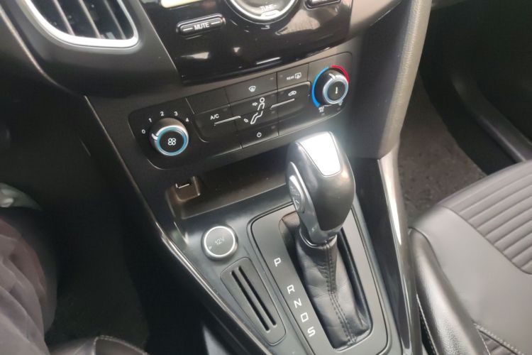 福特 福克斯 2018款 两厢经典 1.6L 自动风尚型智行版中控内饰18