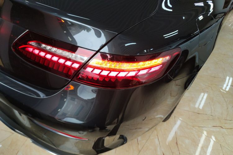 奔驰E级(进口) 2023款 改款 E 260 轿跑车车身外观9