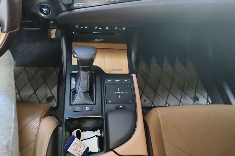 雷克萨斯ES 2020款 300h 行政版中控内饰18