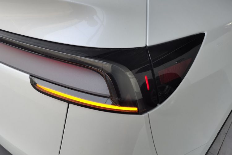 特斯拉 Model Y 2025款 后轮驱动版车身外观9