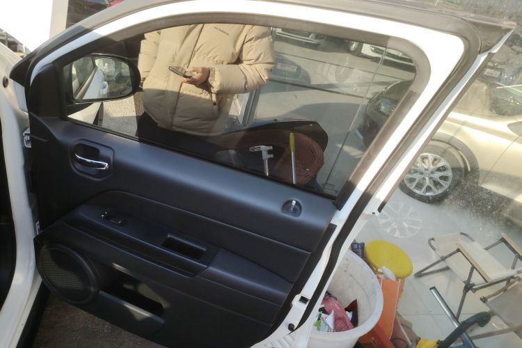 Jeep 指南者(进口) 2015款 2.0L 两驱运动版中控内饰7005