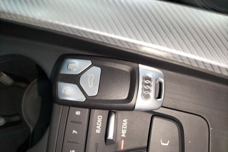 奥迪A4L 2017款 40 TFSI 时尚型中控内饰11