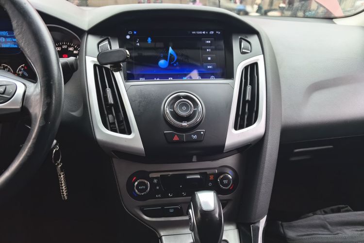 福特 福克斯 2012款 三厢 1.6L 自动风尚型中控内饰16