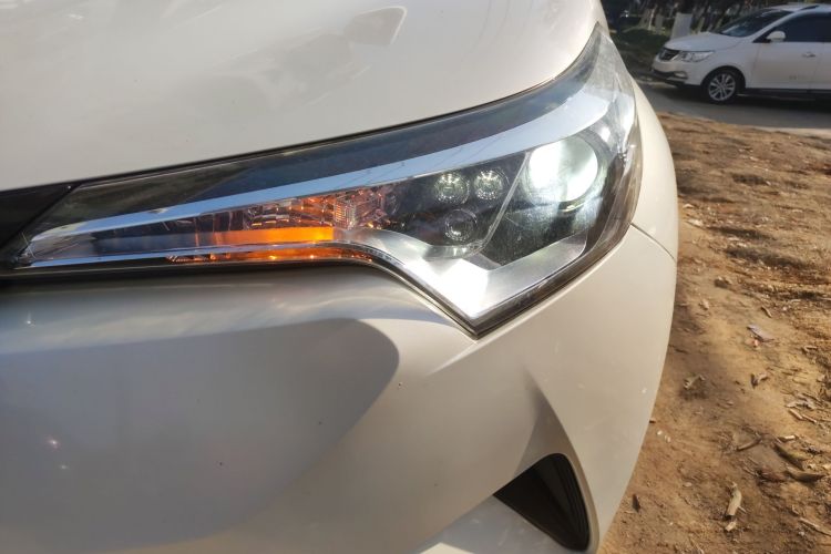 丰田C-HR 2018款 2.0L 领先天窗版 国V局部细节36