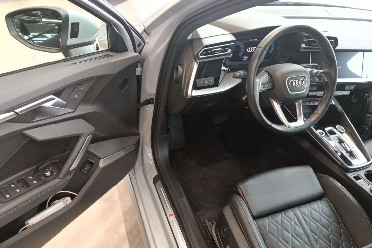 奥迪A3 2025款 A3L Limousine 35TFSI 飞驰尊享型中控内饰20