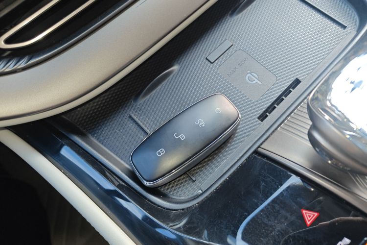 腾势D9 2022款 DM-i 970 四驱旗舰型中控内饰7001