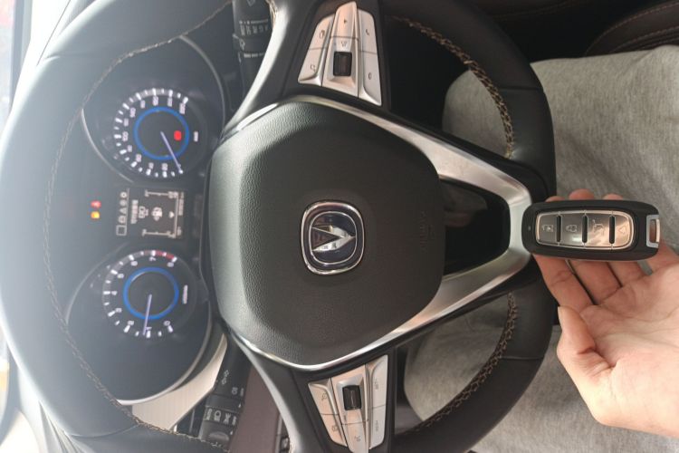 长安 逸动 2018款 1.6L GDI 手动领尚型中控内饰11