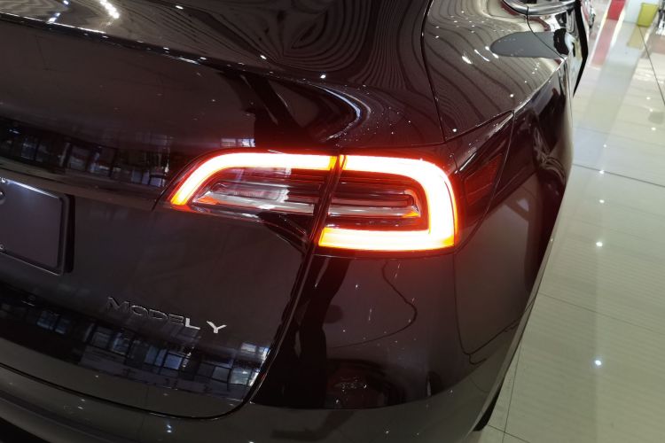 特斯拉 Model Y 2022款 改款 后轮驱动版车身外观9