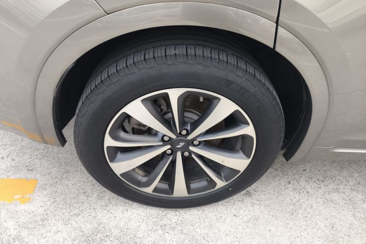 理想汽车 理想ONE 2021款 增程6座版车身外观6008