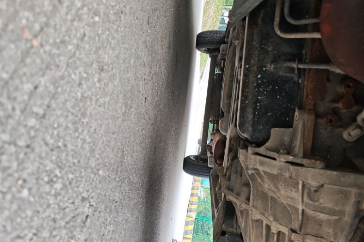 上汽大通MAXUS 新途V80 2017款 2.5T 5挡手动傲运通国IV短轴超低顶5/6/10座局部细节9008