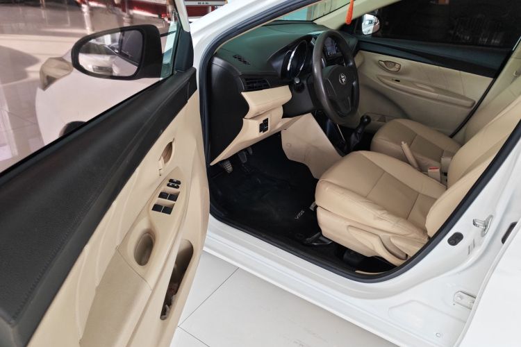 丰田 威驰 2014款 1.5L 手动智臻版中控内饰20