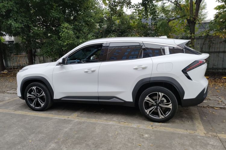 吉利银河 银河L7 2024款 1.5T 115km PLUS  龙腾版车身外观4