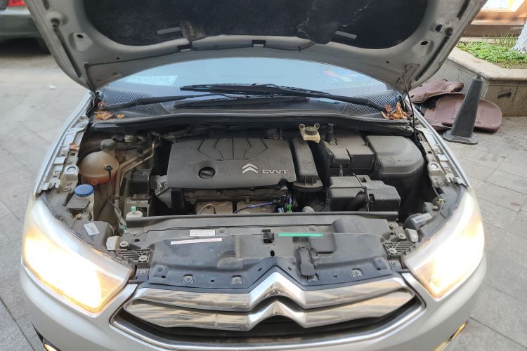 雪铁龙 世嘉 2013款 三厢 1.6L 手动品尚型机舱底盘24