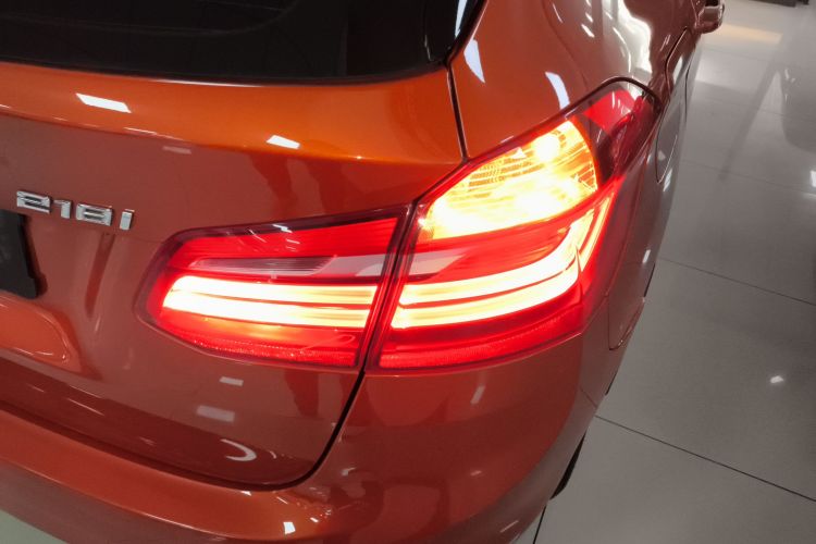 宝马2系旅行车 2016款 218i 领先型车身外观9