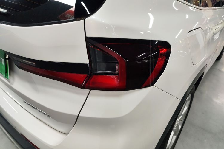 宝马iX1 2023款 eDrive25L X设计套装车身外观9