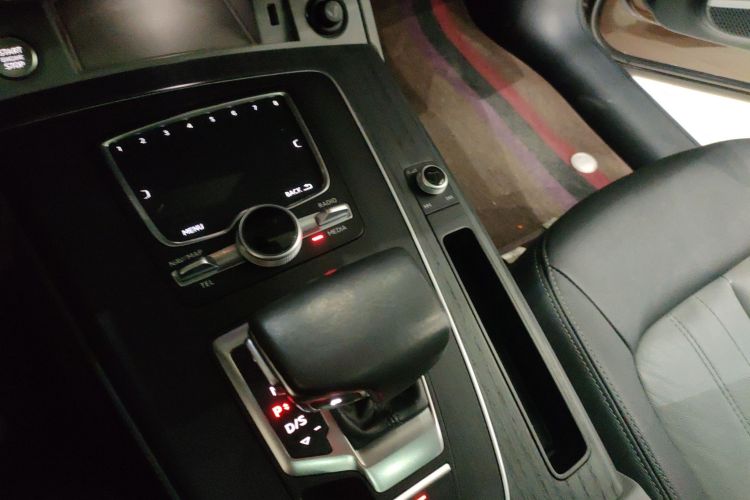 奥迪Q5L 2018款 45 TFSI 尊享时尚型 国V中控内饰18