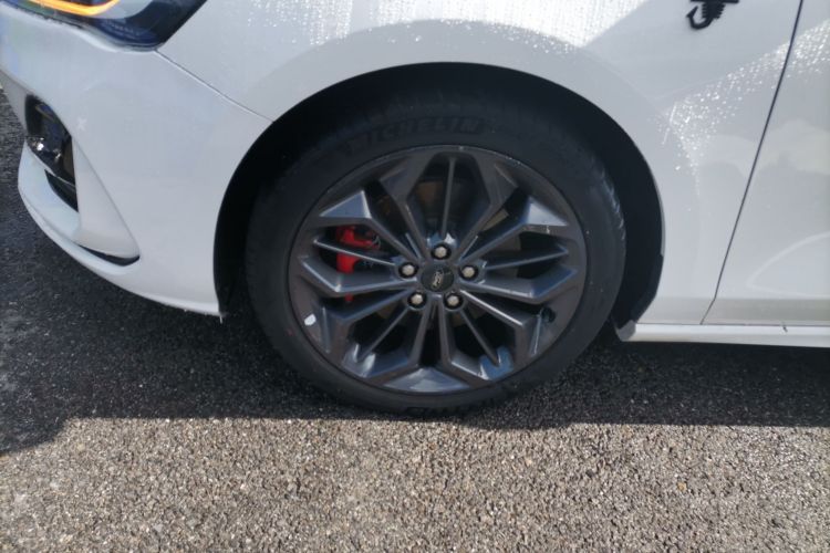 福特 福克斯 2022款 三厢 EcoBoost 180 自动ST Line车身外观35