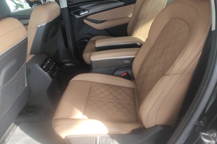 奥迪Q6 2024款 45 TFSI quattro 齐云型 羽林套装 6座中控内饰21