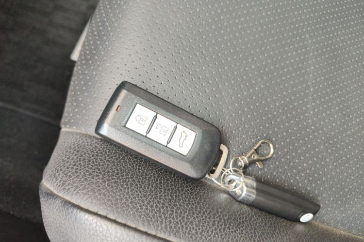 三菱 欧蓝德(进口) 2016款 2.4L 四驱精英版 5座中控内饰7001