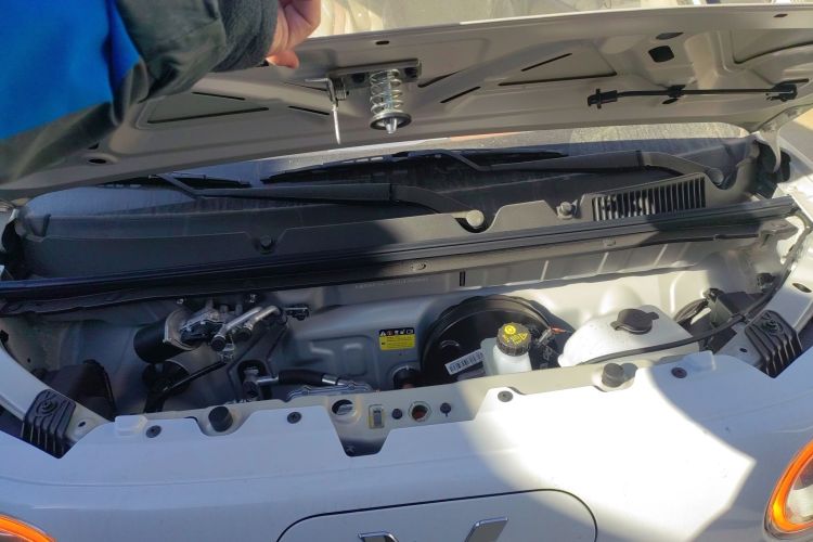 五菱汽车 宏光MINIEV 2024款 第三代 215km 青春版机舱底盘24