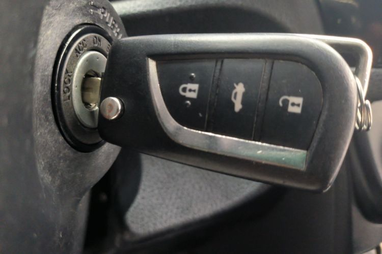 丰田 雷凌 2016款 1.6G 手动精英版中控内饰11