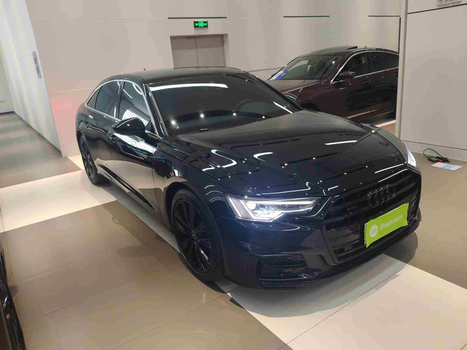 车辆右前45度外观展示
