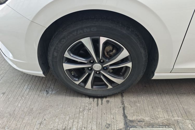 长安 逸动 2020款 PLUS 1.6L GDI 自动豪华型车身外观6001