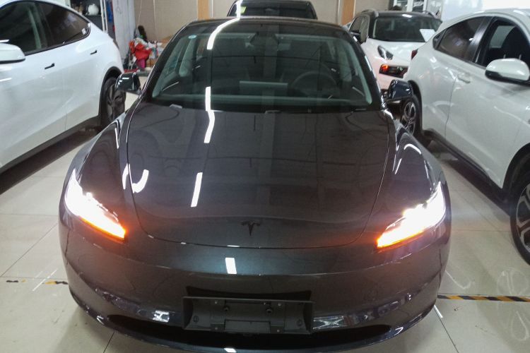 特斯拉 Model 3 2025款 改款 后轮驱动版车身外观2