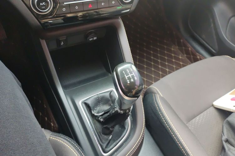 长安 逸动DT 2019款 1.6L 手动舒享型 国VI中控内饰18