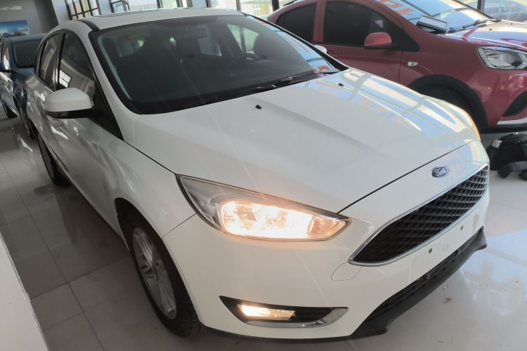 福特 福克斯 2017款 两厢 1.6L 自动风尚型智行版车身外观3