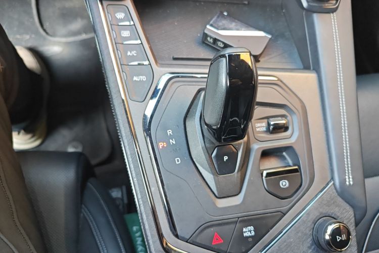 领克01 2021款 2.0TD 四驱暗夜版中控内饰18